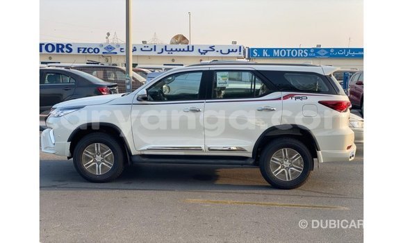 Nunua Imported Toyota Fortuner White Gari ndani ya Import - Dubai nchini Malawi Nunua Imported Toyota Fortuner White Gari ndani ya Import - Dubai nchini Malawi