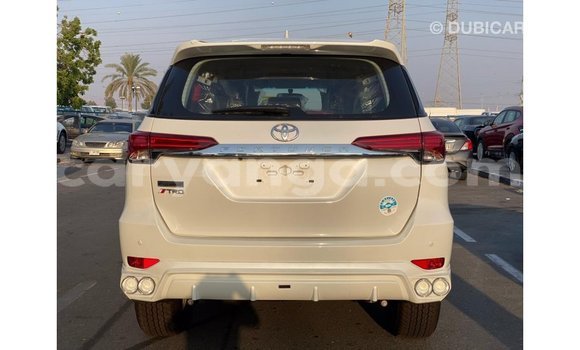Nunua Imported Toyota Fortuner White Gari ndani ya Import - Dubai nchini Malawi Nunua Imported Toyota Fortuner White Gari ndani ya Import - Dubai nchini Malawi