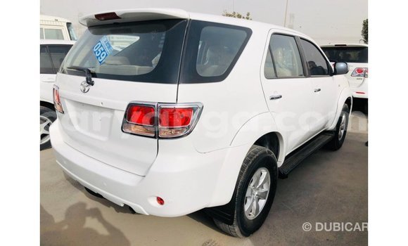 Acheter Import Voiture Toyota Fortuner Blanc à Import - Dubai, Malawi Acheter Import Voiture Toyota Fortuner Blanc à Import - Dubai, Malawi