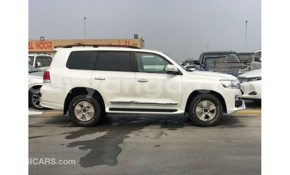 Acheter Import Voiture Toyota Land Cruiser Blanc à Import - Dubai, Malawi Acheter Import Voiture Toyota Land Cruiser Blanc à Import - Dubai, Malawi