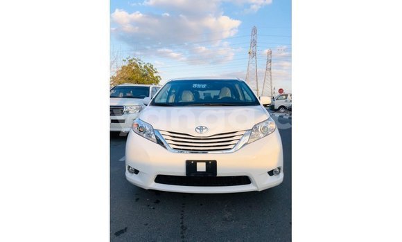 Acheter Import Voiture Toyota Sienna Blanc à Import - Dubai, Malawi Acheter Import Voiture Toyota Sienna Blanc à Import - Dubai, Malawi