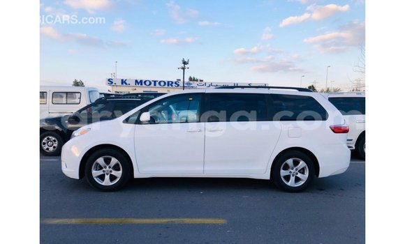 Acheter Import Voiture Toyota Sienna Blanc à Import - Dubai, Malawi Acheter Import Voiture Toyota Sienna Blanc à Import - Dubai, Malawi