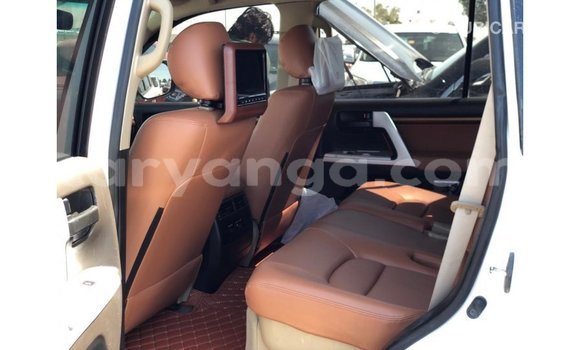 Nunua Imported Toyota Land Cruiser White Gari ndani ya Import - Dubai nchini Malawi Nunua Imported Toyota Land Cruiser White Gari ndani ya Import - Dubai nchini Malawi