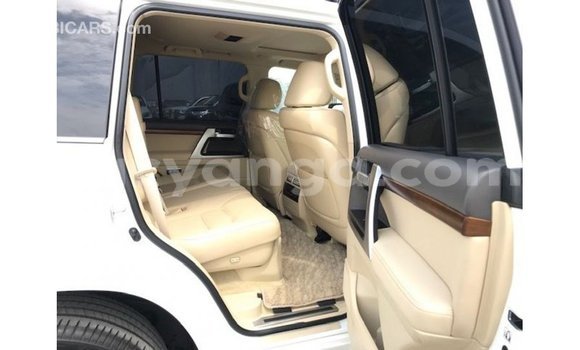 Nunua Imported Toyota Land Cruiser White Gari ndani ya Import - Dubai nchini Malawi Nunua Imported Toyota Land Cruiser White Gari ndani ya Import - Dubai nchini Malawi
