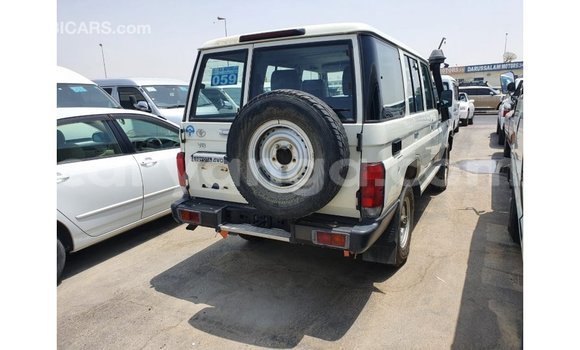 Acheter Import Voiture Toyota Land Cruiser Blanc à Import - Dubai, Malawi Acheter Import Voiture Toyota Land Cruiser Blanc à Import - Dubai, Malawi