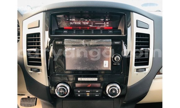 Acheter Import Voiture Mitsubishi Pajero Blanc à Import - Dubai, Malawi Acheter Import Voiture Mitsubishi Pajero Blanc à Import - Dubai, Malawi