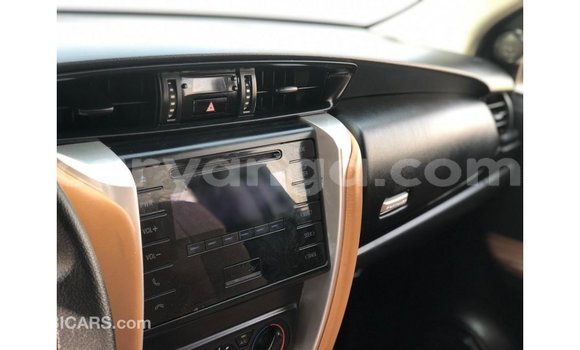 Acheter Import Voiture Toyota Fortuner Blanc à Import - Dubai, Malawi Acheter Import Voiture Toyota Fortuner Blanc à Import - Dubai, Malawi