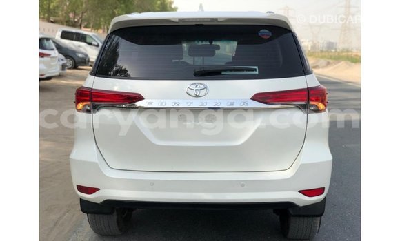 Nunua Imported Toyota Fortuner White Gari ndani ya Import - Dubai nchini Malawi Nunua Imported Toyota Fortuner White Gari ndani ya Import - Dubai nchini Malawi