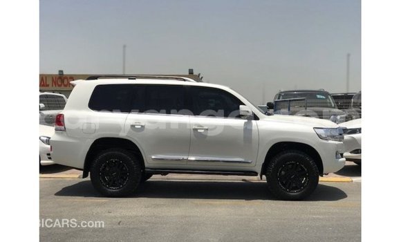 Acheter Import Voiture Toyota Land Cruiser Blanc à Import - Dubai, Malawi Acheter Import Voiture Toyota Land Cruiser Blanc à Import - Dubai, Malawi