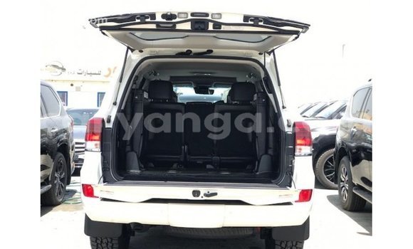 Acheter Import Voiture Toyota Land Cruiser Blanc à Import - Dubai, Malawi Acheter Import Voiture Toyota Land Cruiser Blanc à Import - Dubai, Malawi