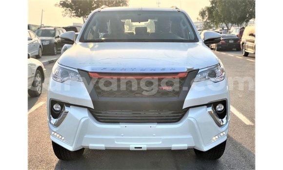 Acheter Import Voiture Toyota Fortuner Blanc à Import - Dubai, Malawi Acheter Import Voiture Toyota Fortuner Blanc à Import - Dubai, Malawi
