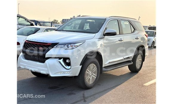 Acheter Import Voiture Toyota Fortuner Blanc à Import - Dubai, Malawi Acheter Import Voiture Toyota Fortuner Blanc à Import - Dubai, Malawi