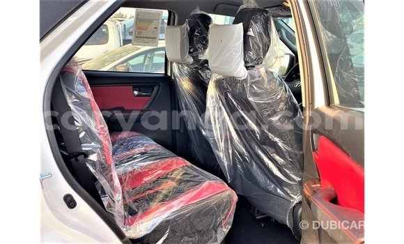 Acheter Import Voiture Toyota Fortuner Blanc à Import - Dubai, Malawi Acheter Import Voiture Toyota Fortuner Blanc à Import - Dubai, Malawi