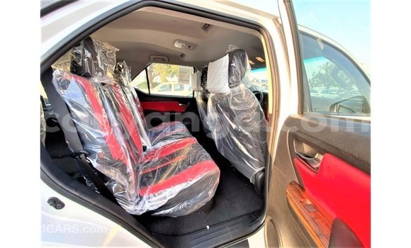Acheter Import Voiture Toyota Fortuner Blanc à Import - Dubai, Malawi Acheter Import Voiture Toyota Fortuner Blanc à Import - Dubai, Malawi