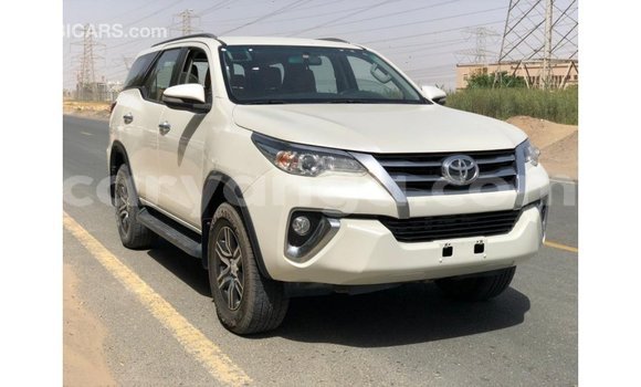 Nunua Imported Toyota Fortuner White Gari ndani ya Import - Dubai nchini Malawi Nunua Imported Toyota Fortuner White Gari ndani ya Import - Dubai nchini Malawi