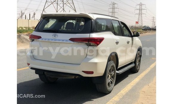 Nunua Imported Toyota Fortuner White Gari ndani ya Import - Dubai nchini Malawi Nunua Imported Toyota Fortuner White Gari ndani ya Import - Dubai nchini Malawi