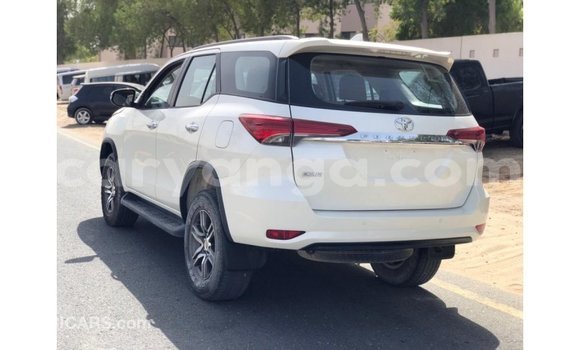 Nunua Imported Toyota Fortuner White Gari ndani ya Import - Dubai nchini Malawi Nunua Imported Toyota Fortuner White Gari ndani ya Import - Dubai nchini Malawi