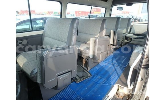 Acheter Import Voiture Nissan Caravan Blanc à Import - Dubai, Malawi Acheter Import Voiture Nissan Caravan Blanc à Import - Dubai, Malawi