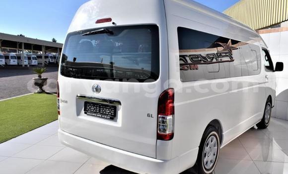 Buy Used Toyota Avanza White Car in Chilumba in Karonga